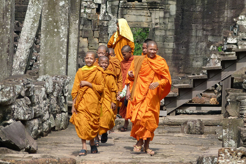 ankor-wat-cambodian-monks
